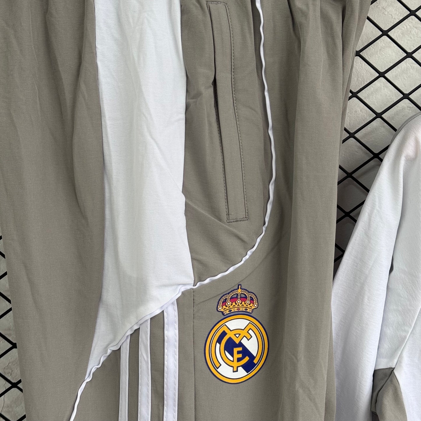 Tuta Real Madrid Bianco e Tortora 25-26
