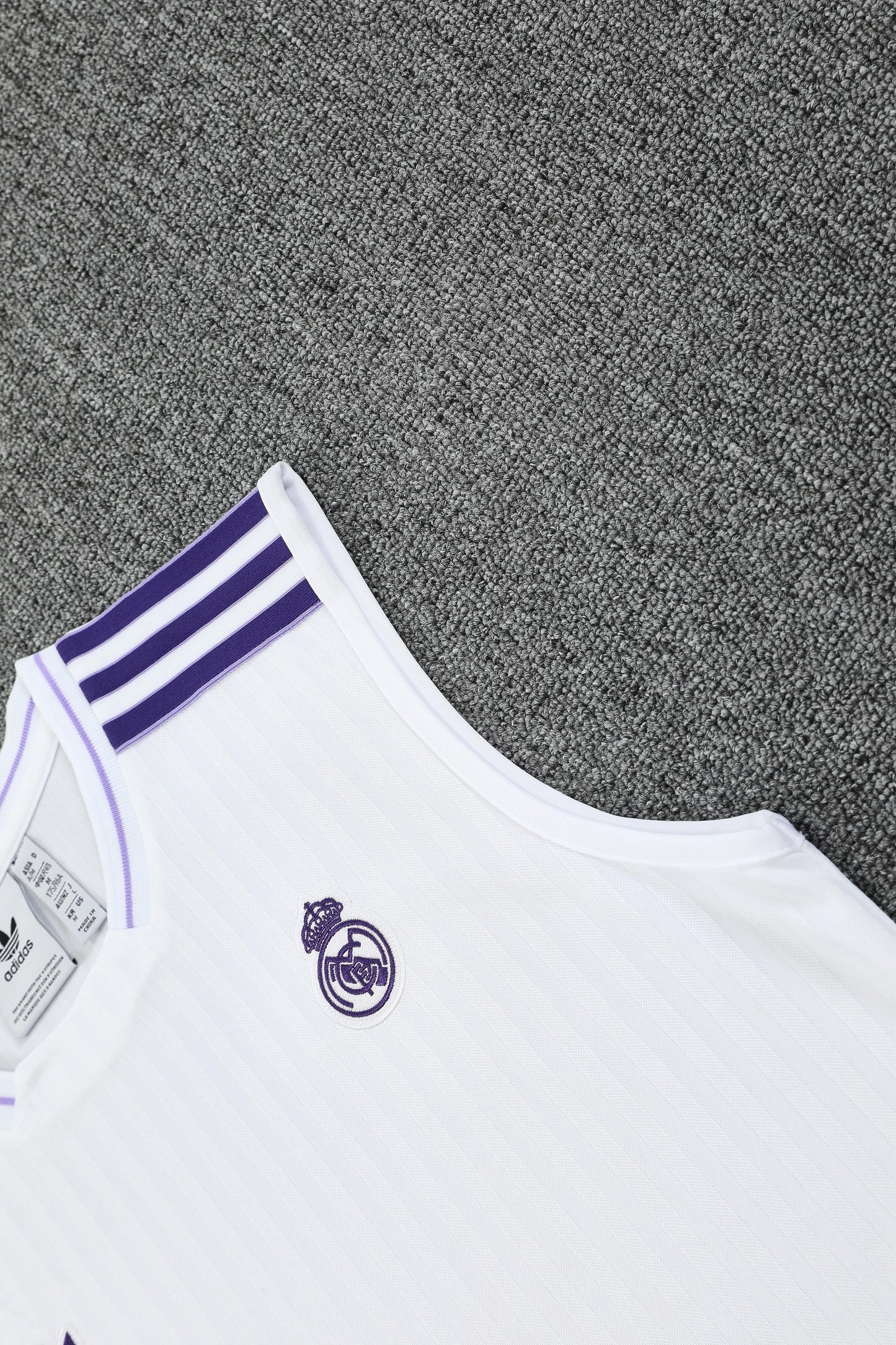 Real Madrid Bianco e Viola completo con canottiera 2025/26
