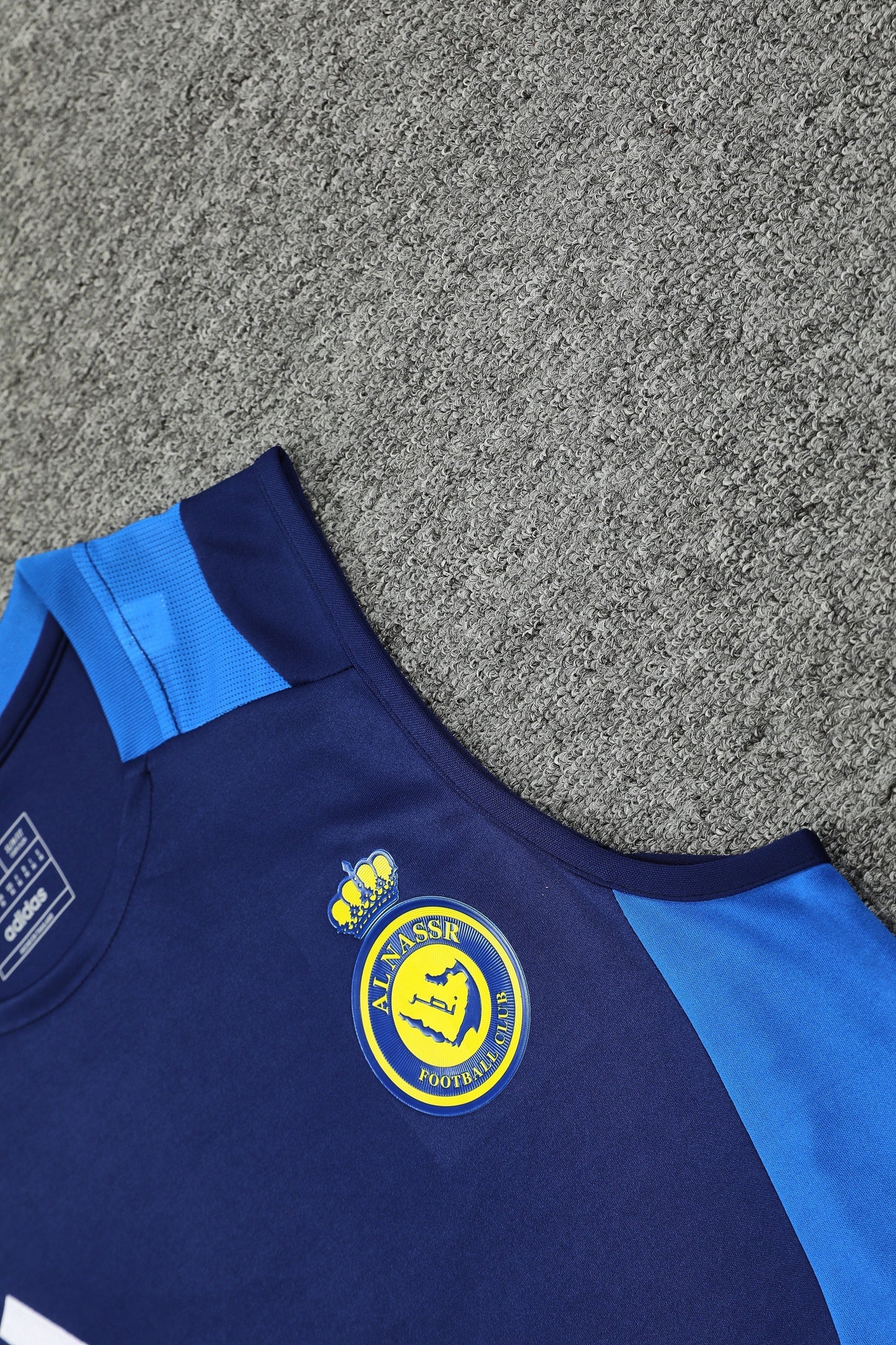 Al Nassr blu completo con canottiera
