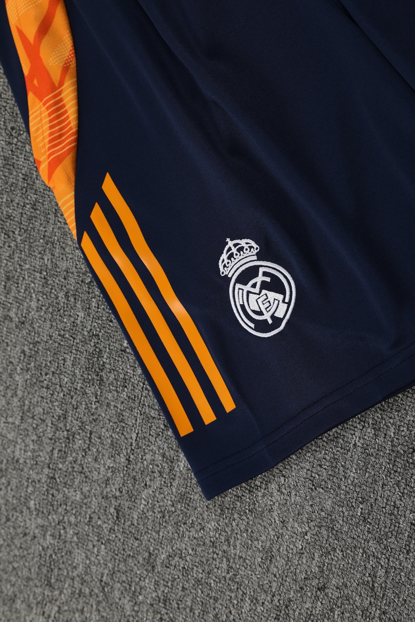 Real Madrid bianco e arancione 2025