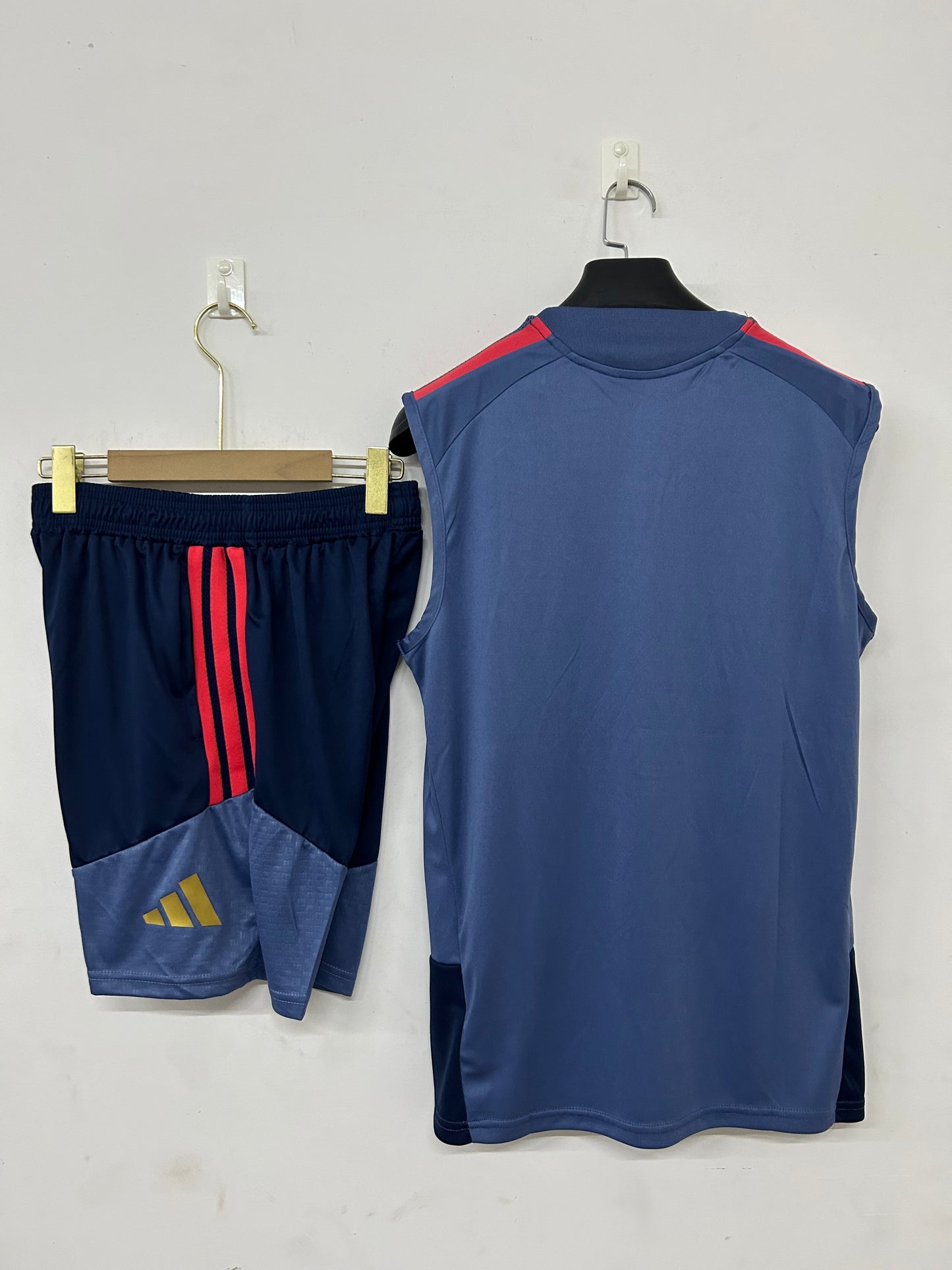 Bayern completo grigio con canottiera