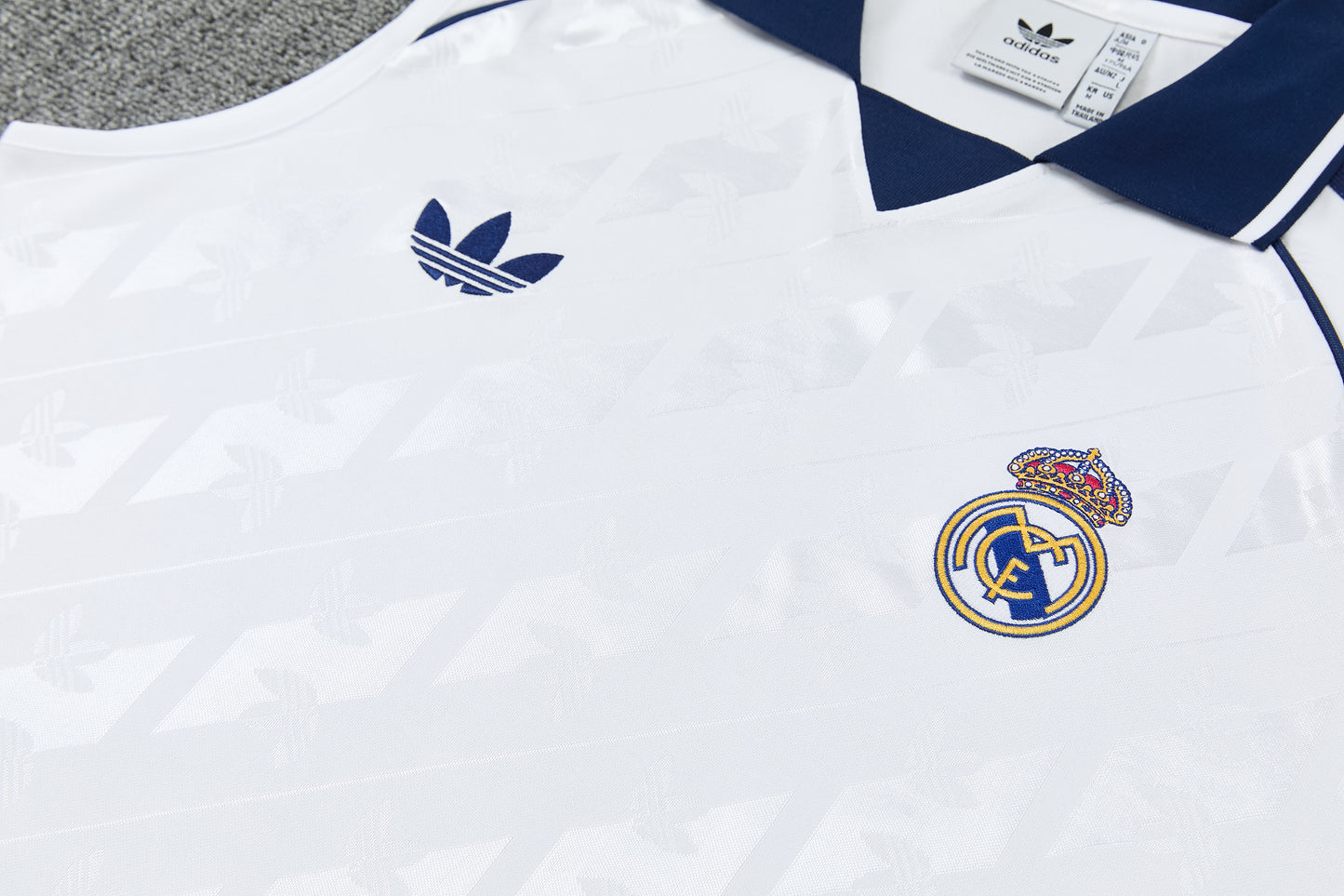 Real Madrid completo 2026-2027 con canottiera bianco