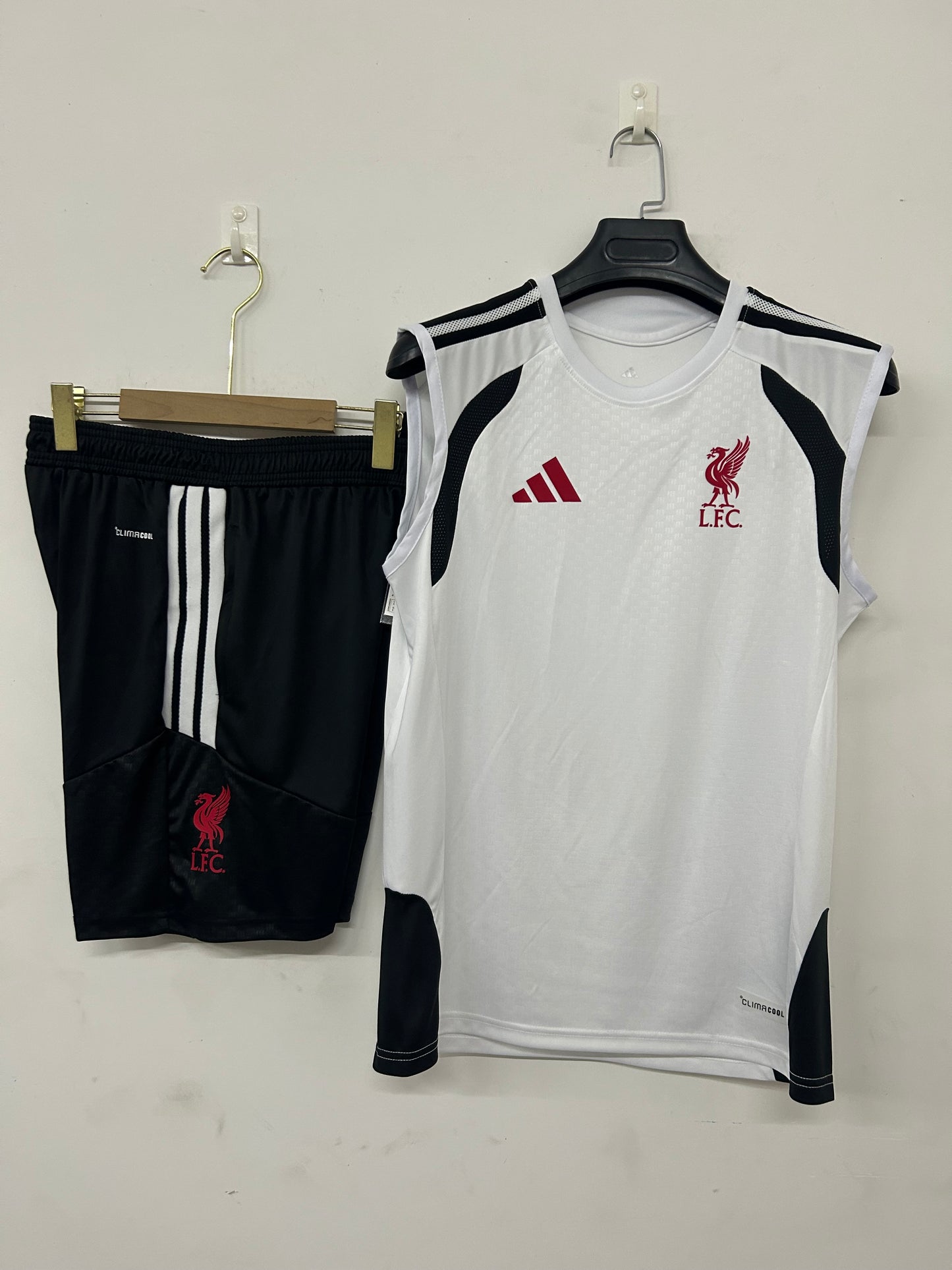 Liverpool completo white con canottiera