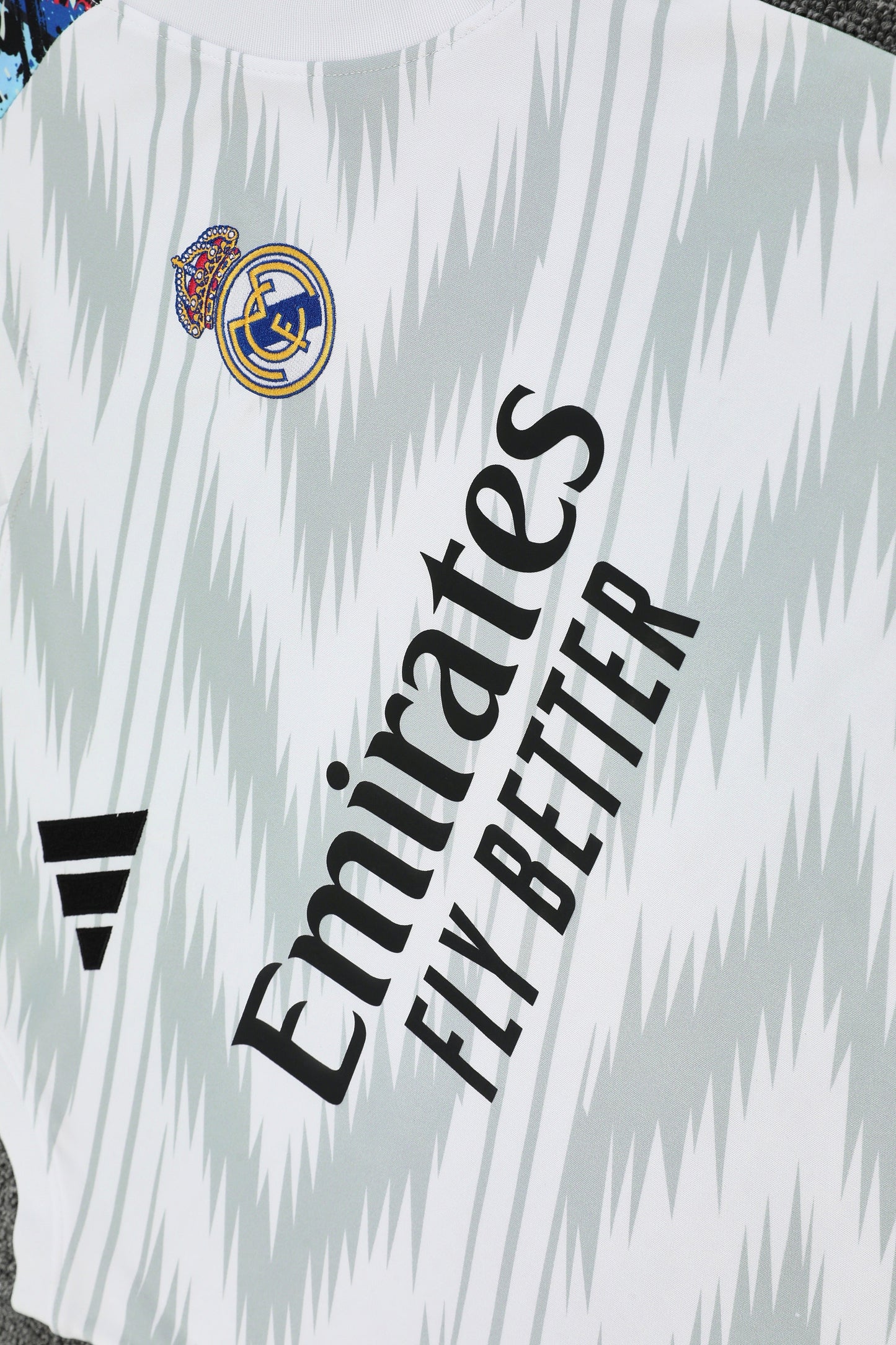Real Madrid bianco fantasy scuro completo con canottiera